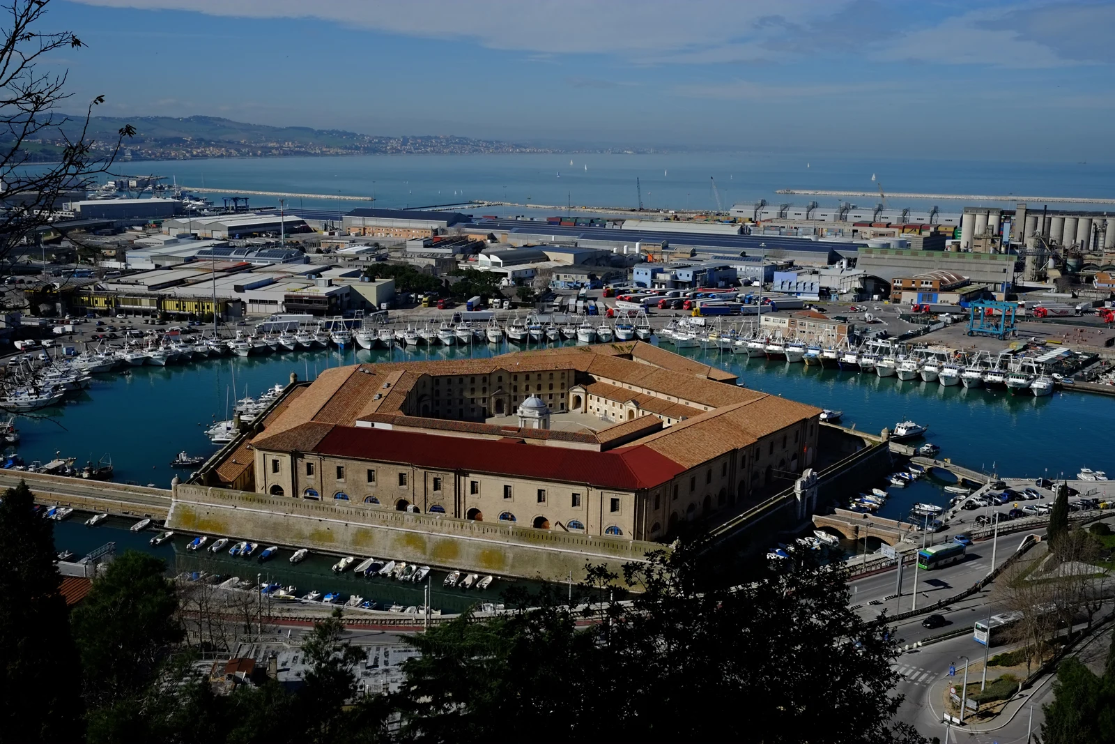 La Mole Vanvitelliana e il suo cortile pentagonale, tra le banchine del porto di Ancona